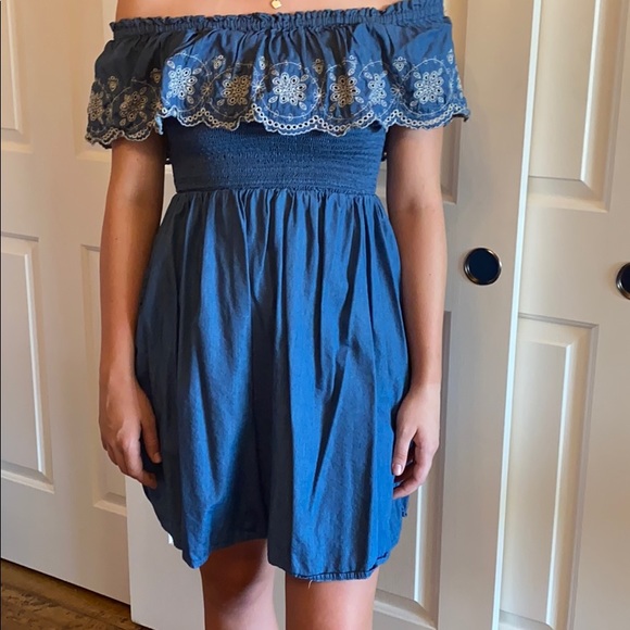 Off the Shoulder Dress - Picture 4 of 5